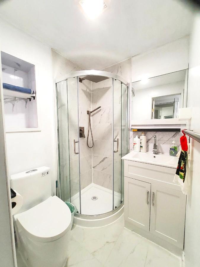 Renovated Cozy Bedroom With Private Washroom Toronto Kültér fotó